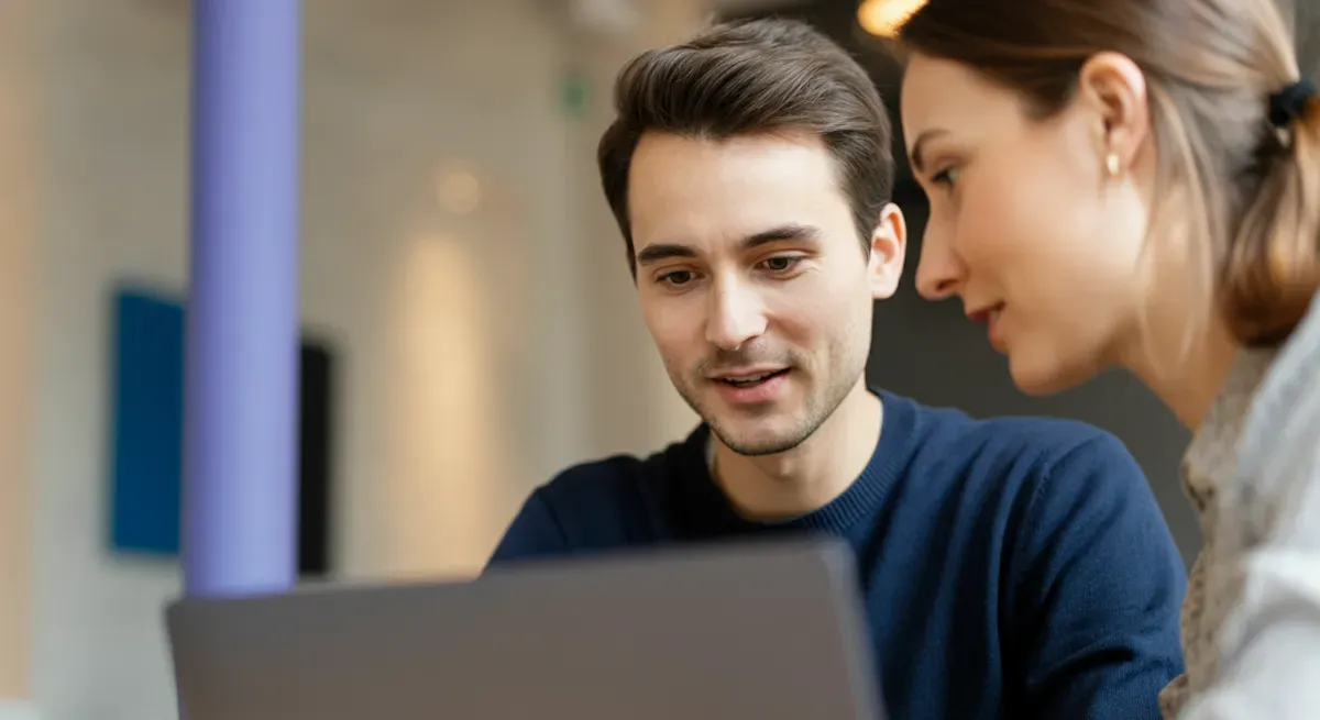 Man och kvinna framför en laptop