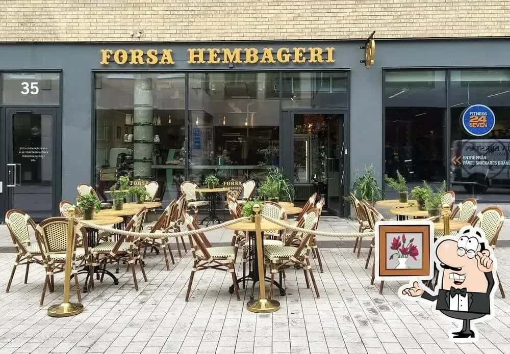 Uteservering framför "FORSA HEMBAGERI" med rep och stolar